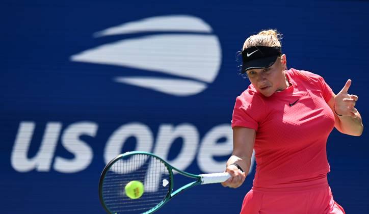 (240827) -- NEW YORK, Aug. 27, 2024 -- Amanda Anisimova of the United States hits a return during the women s singles first round match against Zheng Qinwen of China at the 2024 US Open tennis championships in New York, the United States, on Aug. 26, 2024. ) (SP)U.S.-NEW YORK-TENNIS-US OPEN-WOMEN S SINGLES LixRui 