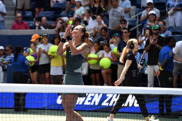 (240827) -- NEW YORK, Aug. 27, 2024 -- Zheng Qinwen of China greets spectators after the women s singles first round match against Amanda Anisimova of the United States at the 2024 US Open tennis championships in New York, the United States, on Aug. 26, 2024. ) (SP)U.S.-NEW YORK-TENNIS-US OPEN-WOMEN S SINGLES LixRui 