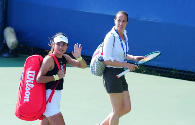 Emma Raducanu waves to fans during a practice session ahead of her first round match alongside coach Jane O Donoghue US Open Championships 2024, Day Two, Flushing Meadows, New York, USA - 27 Aug 2024  Copyright: xJavierxGarcia Shutterstockx 14664795bg