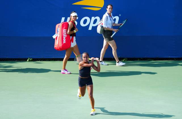 Emma Raducanu walks past Leylah Fernandez on the practice courts - Raducanu beat Fernandez when she won the US Open title in 2021 US Open Championships 2024, Day Two, Flushing Meadows, New York, USA - 27 Aug 2024  Copyright: xJavierxGarcia Shutterstockx 14664795bh
