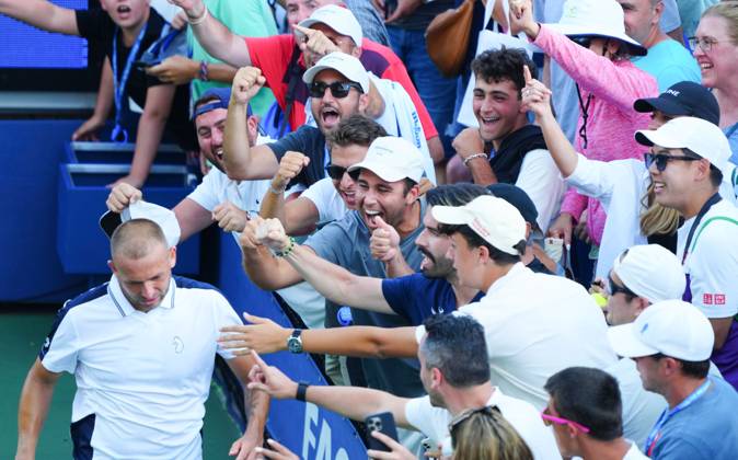 Dan Evans celebrates his record-breaking first round win over Karen Khachanov with fans, the longest ever US Open match US Open Championships 2024, Day Two, Flushing Meadows, New York, USA - 27 Aug 2024  Copyright: xJavierxGarcia Shutterstockx 14664795bt