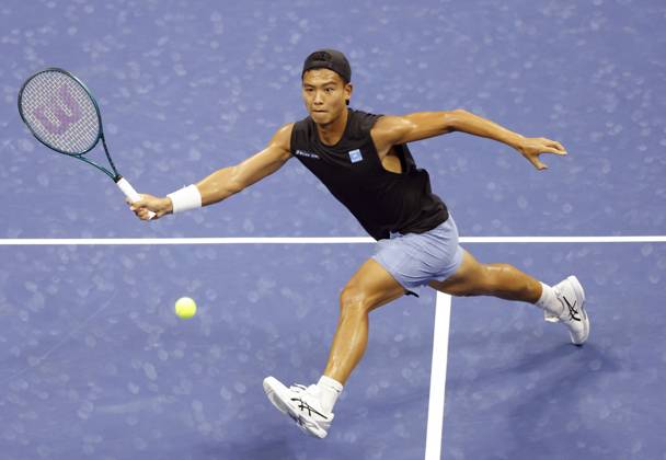 Li Tu of Australia returns a ball to Carlos Alcaraz of Spain in Arthur Ashe Stadium in the first round of the 2024 US Open Tennis Championships in at the USTA Billie Jean King National Tennis Center on Tuesday, August 27, 2024 in New York City.  NYP20240827117 JOHNxANGELILLO