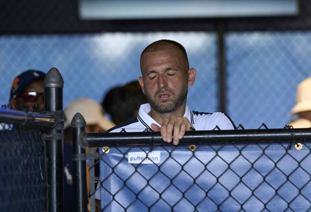 US Open Tennis 2024 Dan Evans looks exhausted as he leaves court of a toilet break during the longest match in US Open history in the first round on court 6 at the 2024 US Open Tennis Championships at the National Tennis centre, New York, New York, 27 Aug 2024., Credit:Peter van den Berg Avalon USA, New York, New York, National Tennis Centre  Copyright: xPeterxvanxdenxBergx xAvalonx 0901956095