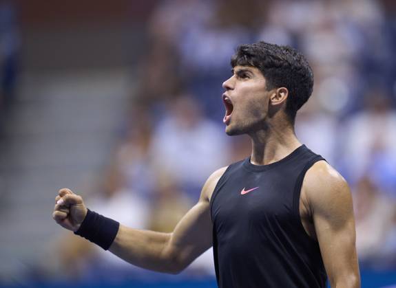 US Open Tennis 2024 Carlos Alcaraz (ESP) reacts to a point when playing against Li Tu (AUS) in the first round on Arthur Ashe Stadium at the 2024 US Open Tennis Championships at the National Tennis centre, New York, New York, 27 Aug 2024., Credit:Peter van den Berg Avalon USA, New York, New York, National Tennis Centre  Copyright: xPeterxvanxdenxBergx xAvalonx 0901978976