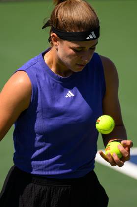 2024 US Open Tennis Championships at the USTA Billie Jean King National Tennis Centre Featuring: Karolina Muchova Where: Queens, New York, United States When: 27 Aug 2024 Credit: David Lobel INSTARimages EDITORIAL USE ONLY. NOT FOR USE BY NEWSPAPERS BASED IN THE UK. Copyright: xDavidxLobelx instar54062234