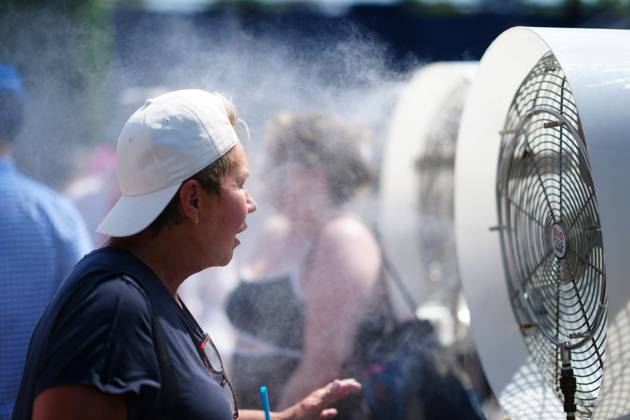 Tennis fans cool off in the stifling heat with the help of large fans US Open Championships 2024, Day Three, Flushing Meadows, New York, USA - 28 Aug 2024  Copyright: xJavierxGarcia Shutterstockx 14664827ab