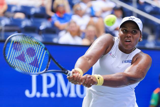 August 28, 2024, Flushing Meadows, New York, USA: Taylor Townsend hits a double backhand during her match against Paula Badosa on Day 3 of the 2024 US Open held at the USTA Billie Jean King National Tennis Center on Wednesday August 28, 2024 in the Flushing neighborhood of the Queens borough of New York City. JAVIER ROJAS PI Flushing Meadows USA - ZUMAp124 20240828_zaa_p124_012 Copyright: xJavierxRojasx