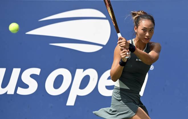 (240829) -- NEW YORK, Aug. 29, 2024 -- Zheng Qinwen of China hits a return during the women s singles second round match against Erika Andreeva of Russia at the 2024 US Open tennis championships in New York, the United States, on Aug. 28, 2024. ) (SP)U.S.-NEW YORK-TENNIS-US OPEN-WOMEN S SINGLES LixRui 