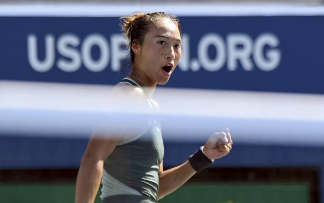 (240829) -- NEW YORK, Aug. 29, 2024 -- Zheng Qinwen of China celebrates scoring during the women s singles second round match against Erika Andreeva of Russia at the 2024 US Open tennis championships in New York, the United States, on Aug. 28, 2024. ) (SP)U.S.-NEW YORK-TENNIS-US OPEN-WOMEN S SINGLES LixRui 