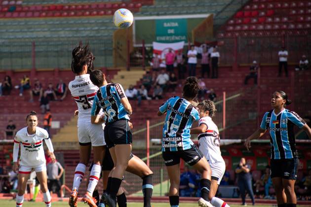 São Paulo x Grêmio Feminino SÃO PAULO, SP - 29.08.2024: SÃO PAULO X GRÊMIO FEMININO - Aerial ball dispute between Kaká (São Paulo) and Giovaninha (Grêmio) during the match between São Paulo and Grêmio, valid for the quarter-finals of the Brazilian Women& 39;s Football Championship and held on the afternoon of this Thursday (29) at the Canindé Stadium in São Paulo, SP. (Photo: Rodilei Morais Fotoarena) x2602315x RodileixMorais