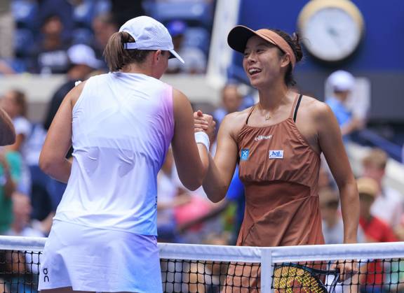 August 29, 2024, Flushing Meadows, New York, USA: Iga Swiatek shakes hands with Ena Shibahara after winning her match on Day 4 of the 2024 US Open held at the USTA Billie Jean King National Tennis Center on Thursday August 29, 2024 in the Flushing neighborhood of the Queens borough of New York City. JAVIER ROJAS PI Flushing Meadows USA - ZUMAp124 20240829_zaa_p124_080 Copyright: xJavierxRojasx