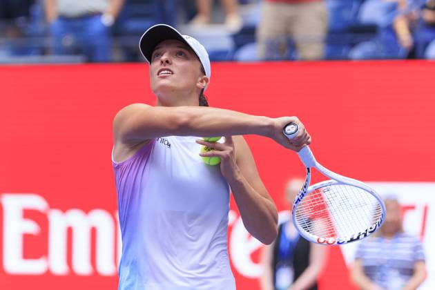 August 29, 2024, Flushing Meadows, New York, USA: Iga Swiatek hits balls towards the fans during Day 4 of her match after defeating Ena Shibahara in the 2024 US Open held at the USTA Billie Jean King National Tennis Center on Thursday August 29, 2024 in the Flushing neighborhood of the Queens borough of New York City. JAVIER ROJAS PI Flushing Meadows USA - ZUMAp124 20240829_zaa_p124_085 Copyright: xJavierxRojasx