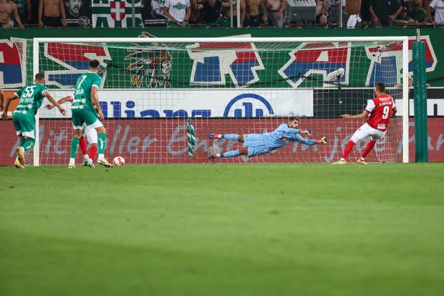 SOCCER - UEFA EL, Rapid vs Braga VIENNA,AUSTRIA,29.AUG.24 - SOCCER - UEFA Europa League, qualification, SK Rapid Wien vs Sporting Club de Braga. Image shows Niklas Hedl (Rapid) and Amine El Ouazzani (Braga). Keywords: goal. GEPAxpictures xArminxRauthner