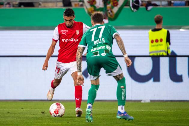 SOCCER - UEFA EL, Rapid vs Braga VIENNA,AUSTRIA,29.AUG.24 - SOCCER - UEFA Europa League, qualification, SK Rapid Wien vs Sporting Club de Braga. Image shows Gabri Martinez (Braga) and Bendeguz Bolla (Rapid). GEPAxpictures xPhilippxBrem