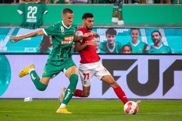 SOCCER - UEFA EL, Rapid vs Braga VIENNA,AUSTRIA,29.AUG.24 - SOCCER - UEFA Europa League, qualification, SK Rapid Wien vs Sporting Club de Braga. Image shows Nenad Cvetkovic (Rapid) and Gabri Martinez (Braga). GEPAxpictures xPhilippxBrem