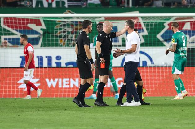 SOCCER - UEFA EL, Rapid vs Braga VIENNA,AUSTRIA,29.AUG.24 - SOCCER - UEFA Europa League, qualification, SK Rapid Wien vs Sporting Club de Braga. Image shows referee Anthony Tayler (ENG) and head coach Robert Klauss (Rapid). Keywords: red card. GEPAxpictures xArminxRauthner
