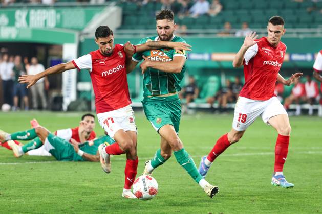 SOCCER - UEFA EL, Rapid vs Braga VIENNA,AUSTRIA,29.AUG.24 - SOCCER - UEFA Europa League, qualification, SK Rapid Wien vs Sporting Club de Braga. Image shows Gabri Martinez (Braga) and Dion Beljo (Rapid). GEPAxpictures xArminxRauthner