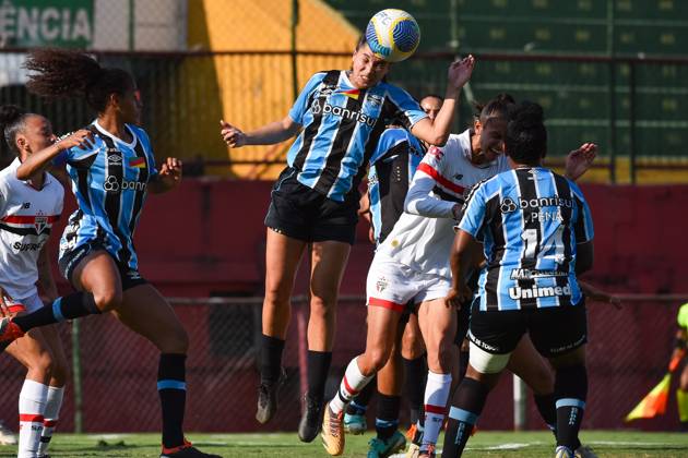 São Paulo x Grêmio Feminino SÃO PAULO, SP - 29.08.2024: SÃO PAULO X GRÊMIO FEMININO - Giovaninha (Grêmio) heads the ball during the match between São Paulo x Grêmio, second game of the quarter-finals of the 2024 Brazilian Women& 39;s Championship, this Thursday, (29) at Canindé stadium, SP. (Photo: Roberto Casimiro Fotoarena) x2602519x RobertoxCasimiro