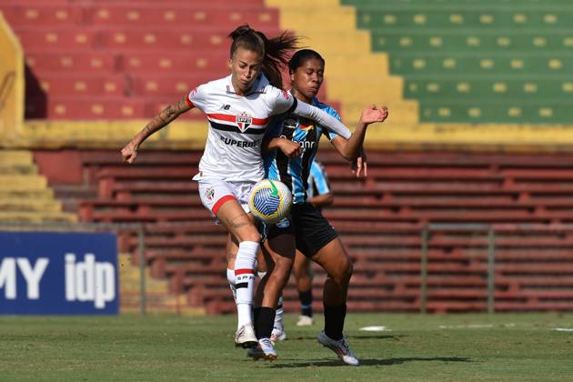São Paulo x Grêmio Feminino SÃO PAULO, SP - 29.08.2024: SÃO PAULO X GRÊMIO FEMININO - M. Ramos (Grêmio) fights for the ball with Ariel (São Paulo) during the match between São Paulo x Grêmio, second game of the quarter-finals of the 2024 Brazilian Women& 39;s Championship, this Thursday, (29) at Canindé stadium, SP. (Photo: Roberto Casimiro Fotoarena) x2602527x RobertoxCasimiro