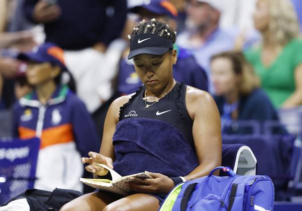 Sport Themen der Woche KW35 Sport Bilder des Tages Naomi Osaka flips through pages of a journal during a changeover in her match against Karolina Muchova in the second round in Arthur Ashe Stadium of the 2024 US Open Tennis Championships in at the USTA Billie Jean King National Tennis Center on Thursday, August 29, 2024 in New York City.  NYP20240829112 JOHNxANGELILLO