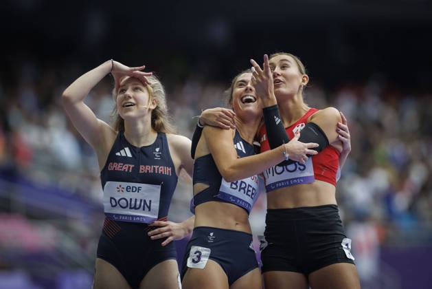 Paralympics Para Athletics Paris, 31 08 24 MOOS Nele T38 GER Para Athletics , BREEN Olivia GB and DOWN Maddie GB , Paralympics Para Athletics on 31 08 24 at the Stade de France in Paris France Copyright: xBEAUTIFULxSPORTS B.Hoffmannx