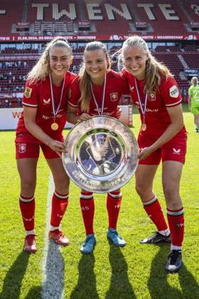 Bilder des Jahres 2024, Sport 08 August Sport Themen der Woche KW35 Sport Bilder des Tages ENSCHEDE - Danique van Ginkel of FC Twente Women, Kayleigh van Dooren of FC Twente Women, Leonie Vliek of FC Twente Women (lr) with the trophy after winning the Women s Super Cup match between FC Twente and AFC Ajax at Stadion De Grolsch Veste on August 31, 2024 in Enschede, Netherlands. ANP VINCENT JANNINK Women s Supercup 2024 25 xVIxANPxSportx xxANPxIVx 507219645 originalFilename: 507219645.jpg