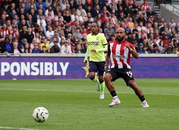 London, England, 31st August 2024. Brentford s Bryan Mbeumo scoring his sides second goal during the Premier League match at Gtech Community Stadium, London. Picture credit should read: David Klein Sportimage EDITORIAL USE ONLY. No use with unauthorised audio, video, data, fixture lists, club league logos or live services. Online in-match use limited to 120 images, no video emulation. No use in betting, games or single club league player publications. SPI-3288-0089