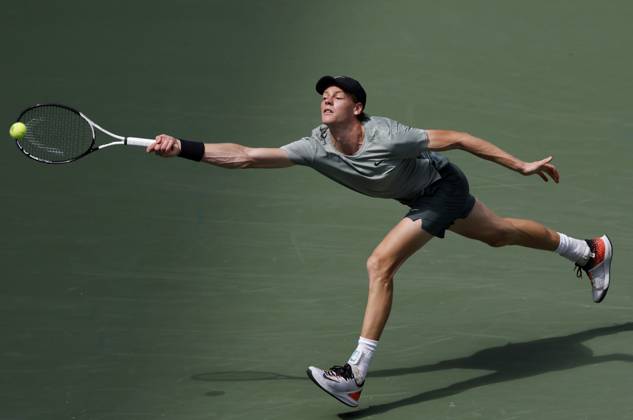 Sport Bilder des Tages Jannik Sinner of Italy reaches to return a ball in the first set before defeating Christopher O Connell of Australia in the third round in Arthur Ashe Stadium of the 2024 US Open Tennis Championships in at the USTA Billie Jean King National Tennis Center on Saturday, August 31, 2024 in New York City.  NYP20240831107 JOHNxANGELILLO