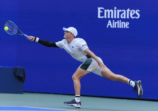 August 31, 2024, Flushing Meadows, New York, USA: Christopher OÃ¢â‚¬â ¢Connell stretches for a forehand during Day 6 of his match against Jannik Sinner in the 2024 US Open held at the USTA Billie Jean King National Tennis Center on Saturday August 31, 2024 in the Flushing neighborhood of the Queens borough of New York City. JAVIER ROJAS PI Flushing Meadows USA - ZUMAp124 20240831_zaa_p124_078 Copyright: xJavierxRojasx