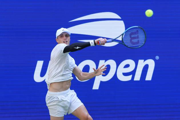August 31, 2024, Flushing Meadows, New York, USA: Christopher OÃ¢â‚¬â ¢Connell hits a forehand during Day 6 of his match against Jannik Sinner in the 2024 US Open held at the USTA Billie Jean King National Tennis Center on Saturday August 31, 2024 in the Flushing neighborhood of the Queens borough of New York City. JAVIER ROJAS PI Flushing Meadows USA - ZUMAp124 20240831_zaa_p124_085 Copyright: xJavierxRojasx