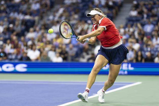 Anastasia Pavlyuchenkova of Russia returns a ball to OIga Swiatek of Poland in the third round in Arthur Ashe Stadium of the 2024 US Open Tennis Championships at the USTA Billie Jean King National Tennis Center on Saturday, August 31, 2024 in New York City.  NYP20240831502 COREYxSIPKIN