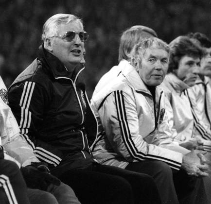 Soccer, international match, Germany England 2 1 in Munich, 22 02 1978, The German bench with from left national coach Jupp Derwall, physiotherapist Erich Deuser and Manfred Kaltz HM