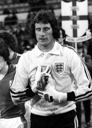 Soccer, International match, Germany England 2 1 in Munich, 22 02 1978, Goalkeeper Ray Clemence England comes onto the pitch HM