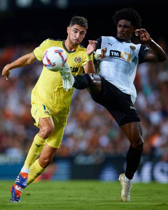 Valencia CF v Villarreal CF - La Liga EA Sports Santi Comesana Veiga of Villarreal CF competes for the ball with Thierry Rendall of Valencia CF during the LaLiga EA Sports match between Valencia CF and Villarreal CF at Mestalla stadium in Valencia, Spain, on August 31, 2024. Valencia Spain  Copyright: xDavidxAliagax originalFilename:aliaga-valencia240831_npXkk