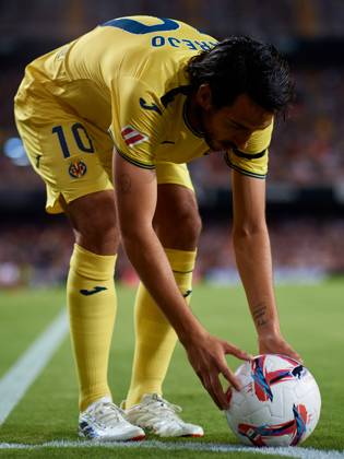 Valencia CF v Villarreal CF - La Liga EA Sports Dani Parejo of Villarreal CF sets the ball on the corner spot during the LaLiga EA Sports match between Valencia CF and Villarreal CF at Mestalla stadium in Valencia, Spain, on August 31, 2024. Valencia Spain  Copyright: xDavidxAliagax originalFilename:aliaga-valencia240831_npXlS