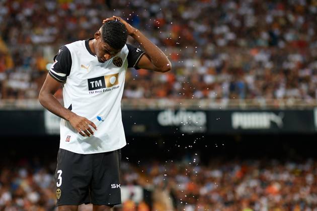 Valencia CF v Villarreal CF - La Liga EA Sports Cristhian Mosquera of Valencia CF pours water on his head during the LaLiga EA Sports match between Valencia CF and Villarreal CF at Mestalla stadium in Valencia, Spain, on August 31, 2024. Valencia Spain  Copyright: xDavidxAliagax originalFilename:aliaga-valencia240831_npECw