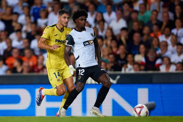 Valencia CF v Villarreal CF - La Liga EA Sports Thierry Rendall (R) of Valencia CF competes for the ball with Santi Comesana Veiga of Villarreal CF during the LaLiga EA Sports match between Valencia CF and Villarreal CF at Mestalla stadium in Valencia, Spain, on August 31, 2024. Valencia Spain  Copyright: xDavidxAliagax originalFilename:aliaga-valencia240831_npYSy