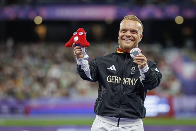 Paris 2024, Paralympics, Kugelstoßen, Niko Kappel während der Siegerehrung