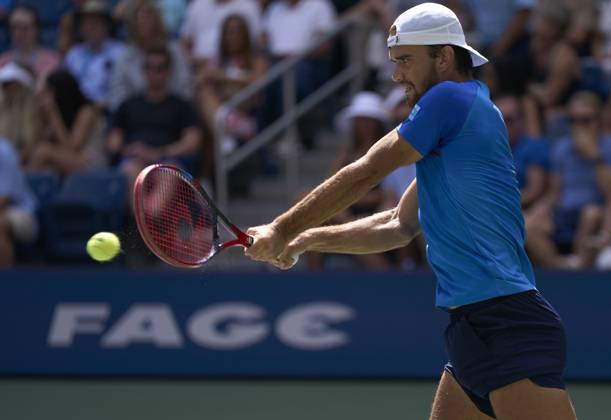 US Open Tennis 2024 Tomas Machac of the Czech Republic plays a backhand against Jack Draper of Great Britain during round four on Armstrong Stadium at the 2024 US Open Tennis Championships at the National Tennis centre, New York, New York, 2 September 2024., Credit:Peter van den Berg Avalon USA, New York, New York, National Tennis Centre  Copyright: xPeterxvanxdenxBergx xAvalonx 0904210337