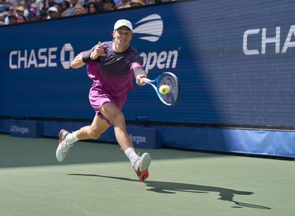US Open Tennis 2024 Jack Draper of Great Britain plays a forehand against Tomas Machac of the Czech Republic during round four on Armstrong Stadium at the 2024 US Open Tennis Championships at the National Tennis centre, New York, New York, 2 September 2024., Credit:Peter van den Berg Avalon USA, New York, New York, National Tennis Centre  Copyright: xPeterxvanxdenxBergx xAvalonx 0904210370