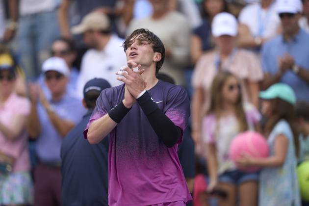US Open Tennis 2024 Jack Draper of Great Britain applauds the crowd after beating Tomas Machac of the Czech Republic in round four on Armstrong Stadium at the 2024 US Open Tennis Championships at the National Tennis centre, New York, New York, 2 September 2024., Credit:Peter van den Berg Avalon USA, New York, New York, National Tennis Centre  Copyright: xPeterxvanxdenxBergx xAvalonx 0904210683