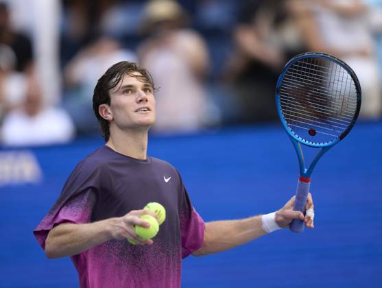 US Open Tennis 2024 Jack Draper of Great Britain looks up to the crowd with balls in his hands after beating Tomas Machac of the Czech Republic in round four on Armstrong Stadium at the 2024 US Open Tennis Championships at the National Tennis centre, New York, New York, 2 September 2024., Credit:Peter van den Berg Avalon USA, New York, New York, National Tennis Centre  Copyright: xPeterxvanxdenxBergx xAvalonx 0904210738