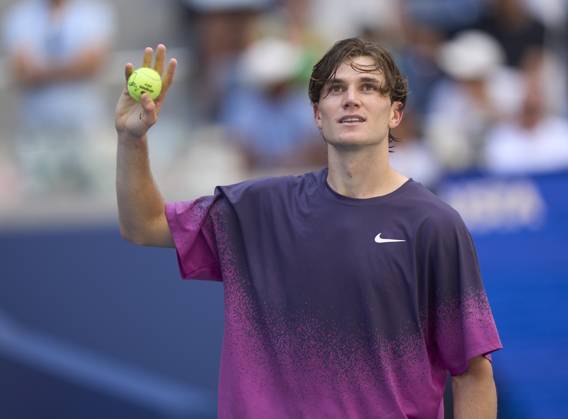US Open Tennis 2024 Jack Draper of Great Britain looks up to the crowd with balls in his hands after beating Tomas Machac of the Czech Republic in round four on Armstrong Stadium at the 2024 US Open Tennis Championships at the National Tennis centre, New York, New York, 2 September 2024., Credit:Peter van den Berg Avalon USA, New York, New York, National Tennis Centre  Copyright: xPeterxvanxdenxBergx xAvalonx 0904210760