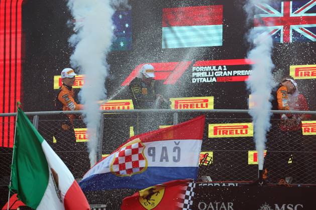 31 08 2024, xrarjax, Motorsport FIA Formula 1, Italian Grand Prix 2024 emspor, v l Oscar Piastri McLaren starting number 81 Charles Leclerc Ferrari starting number 16 Lando Norris McLaren starting number 04 on the podium Monza