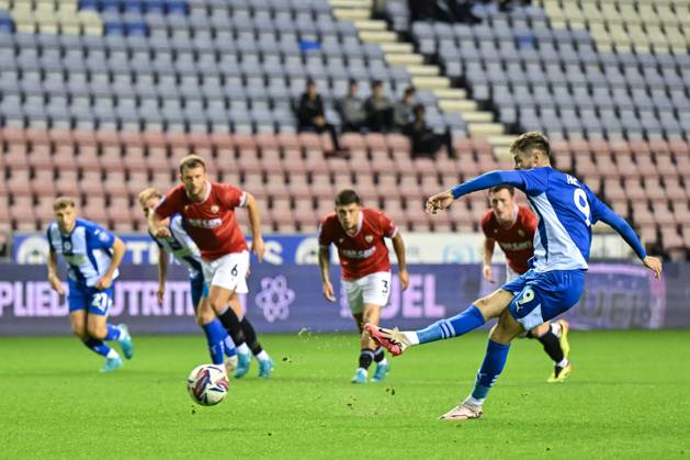 Bristol Street Motors Trophy Wigan Athletic v Morecambe Joe Hugill of Wigan Athletic scores a goal to make it 1-1 during the Bristol Street Motors Trophy match Wigan Athletic vs Morecambe at DW Stadium, Wigan, United Kingdom, 3rd September 2024 (Photo by Cody Froggatt News Images) Wigan DW Stadium Greater Manchester United, ManU Kingdom Copyright: xCodyxFroggatt NewsxImagesx