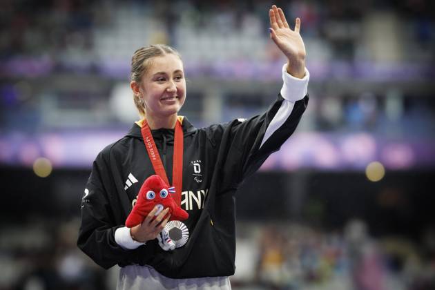 Paris 2024, Paralympics, Leichtathletik, Frauen, Weitsprung T38, Nele Moos bei Siegerehrung
