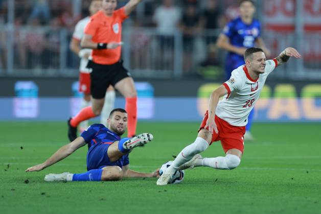 Sport Bilder des Tages Croatia v Poland - UEFA Nations League 2024 25 League A Group A1 OSIJEK, CROATIA - SEPTEMBER 8: Player of Croatia Mateo Kovacic (L) commits a foul on a player of Poland Sebastian Szymanski (R) during the UEFA Nations League 2024 25 League A Group A1 match between Croatia and Poland at on September 8, 2024 in Osijek, Croatia. DavorxJavorovicj Pixsell