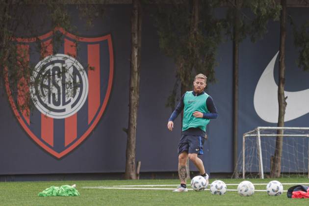 San Lorenzo Unveils New Signing Iker Muniain Iker Muniain drives the ball during training on his presentation day as a new player of San Lorenzo de Almagro at Estadio Pedro Bidegain in Buenos Aires, Argentina, on September 9, 2024. Ciudad Autonoma de Buenos Aires Argentina Copyright: xDaianaxPanzax originalFilename:panza-notitle240909_np07R
