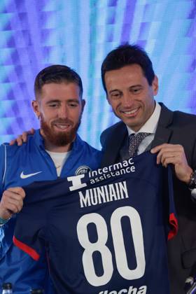San Lorenzo Unveils New Signing Iker Muniain Iker Muniain, the new signing, poses with Marcelo Moretti, President of San Lorenzo de Almagro, during his presentation at Estadio Pedro Bidegain in Buenos Aires, Argentina, on September 9, 2024. Ciudad Autonoma de Buenos Aires Argentina Copyright: xDaianaxPanzax originalFilename:panza-notitle240909_np8Fa