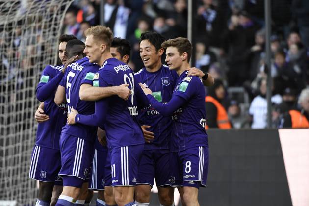 RSC Anderlecht v Mouscron : Jupiler Pro League BRUSSELS, BELGIUM - FEBRUARY 25 : Ryota Morioka forward of RSC Anderlecht celebrates with teammates after scoring during the Jupiler Pro League match between RSC Anderlecht and Excelsior Mouscron at the Constant Vanden Stock stadium on February 25, 2018 in Brussels, Belgium, 25 02 2018 Brussels Belgium Copyright: xPhilippexCrochetx 10696969-092